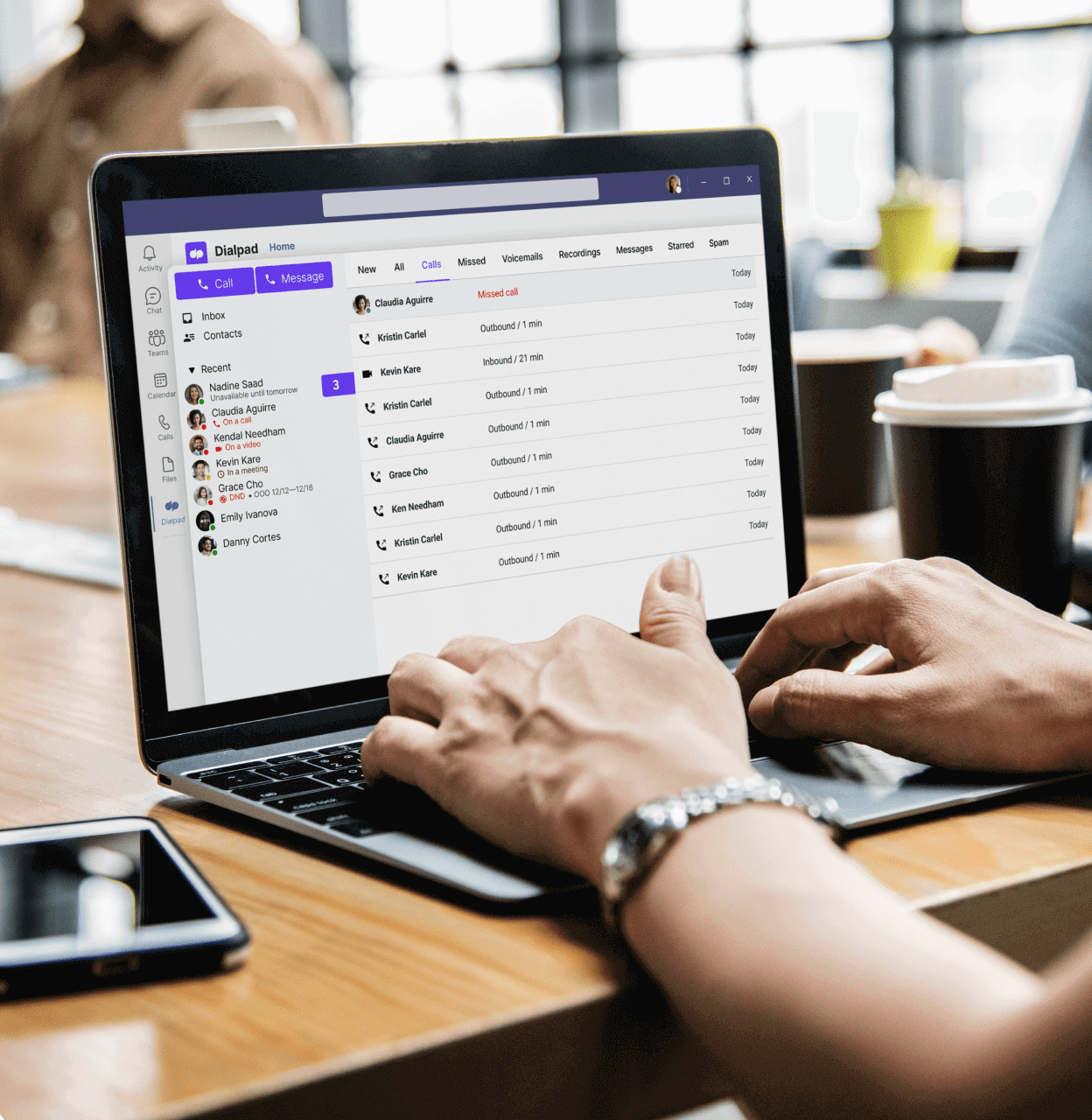 Un ordinateur montrant l'interface utilisateur de la liste des appels sur l'application Microsoft Teams