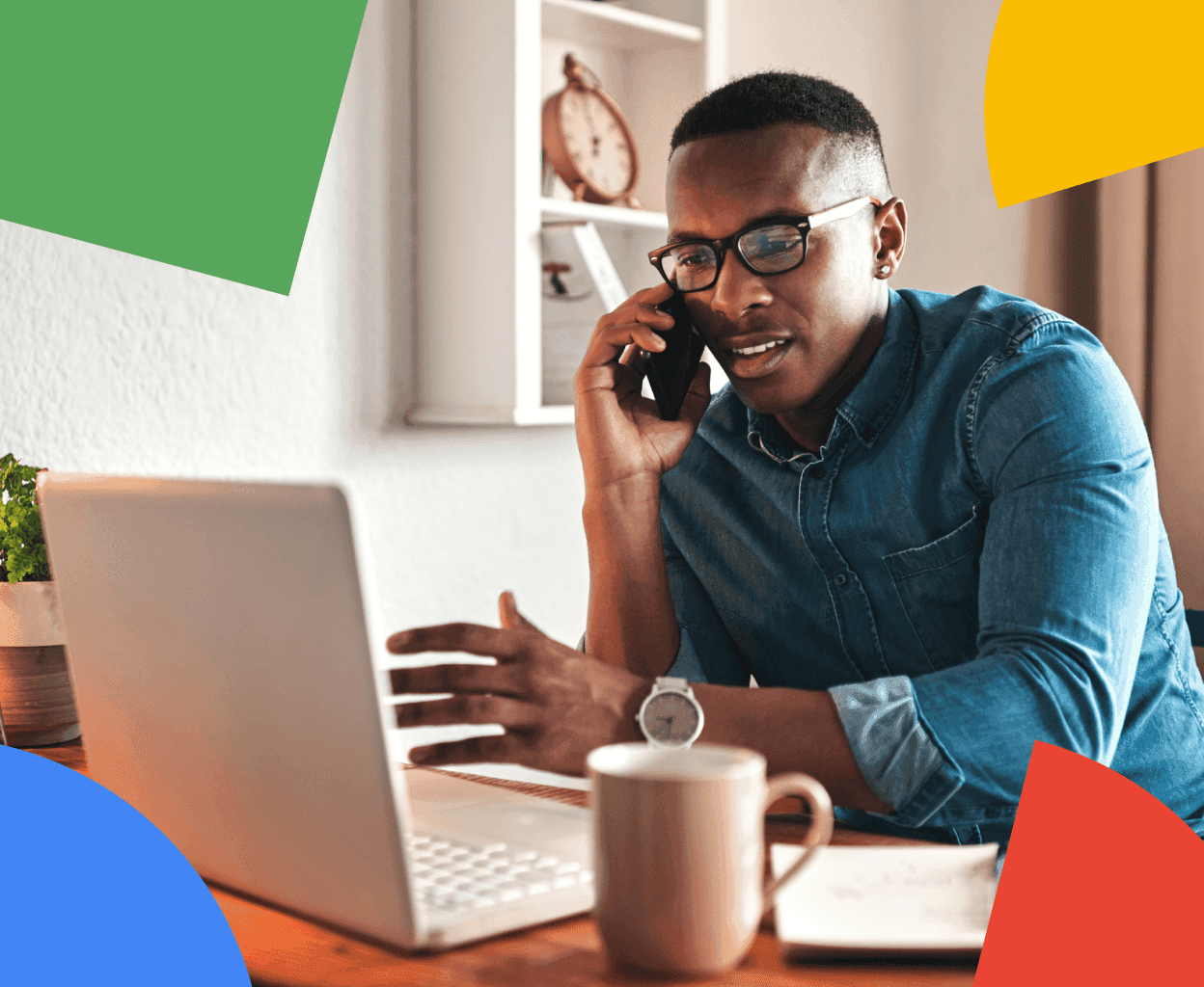Une personne travaillant sur un ordinateur portable