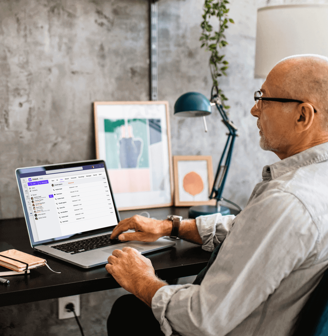 Une personne travaillant sur son ordinateur portable